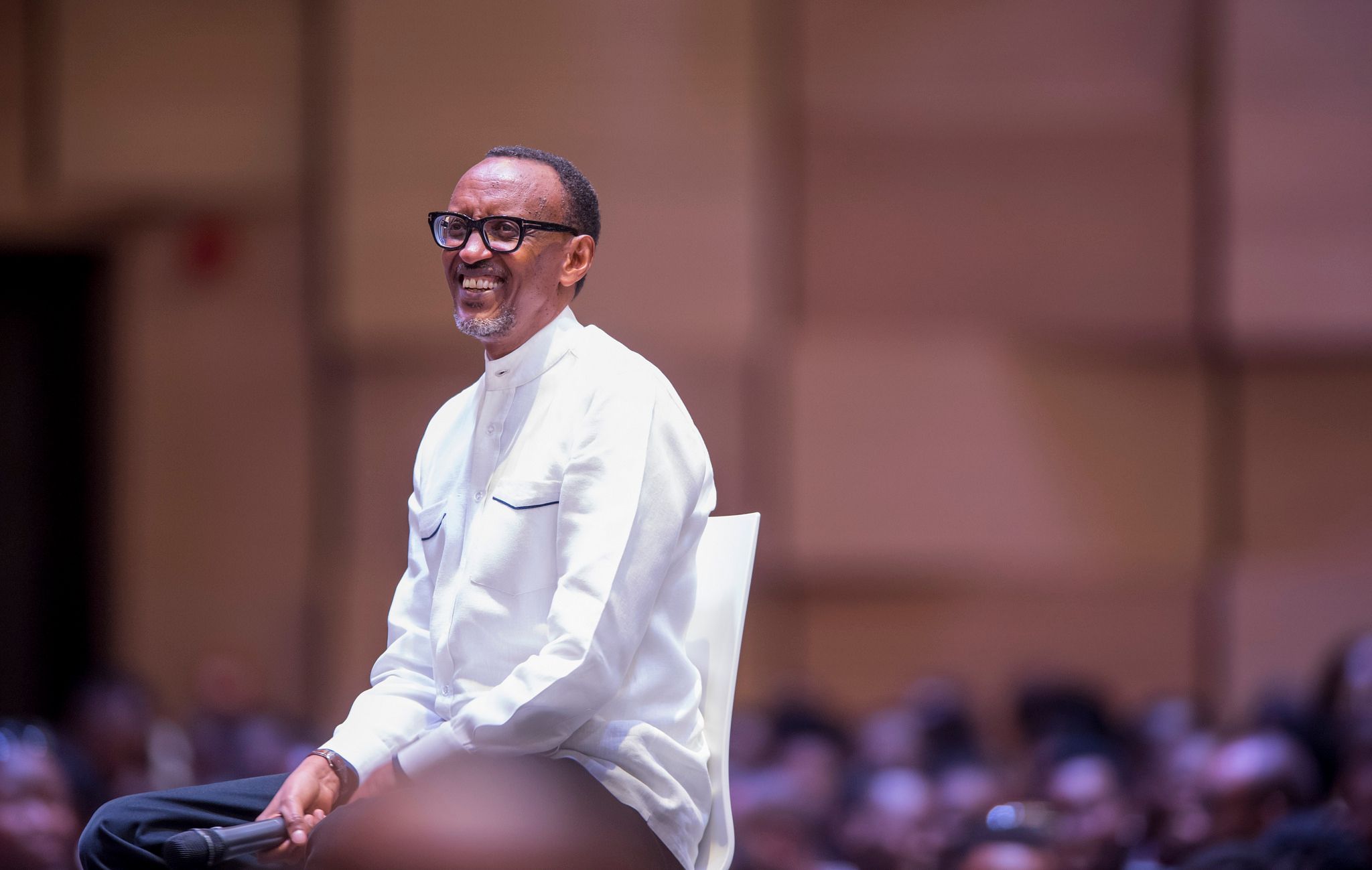 Perezida Kagame yavuze ku mukobwa wafunzwe ashinjwa ‘kwambara ubusa’