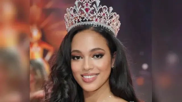 Miss Kenza ufite ikamba rya ‘Miss Belgique 2024’ ari mubazita izina abana b’ingagi 