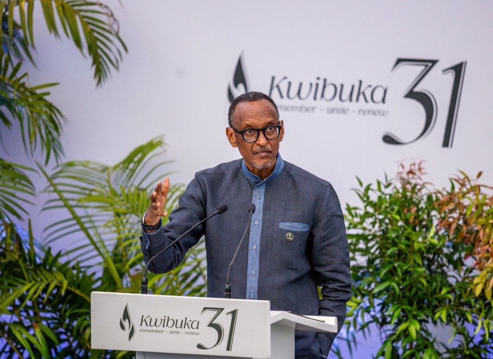 Perezida Kagame yasabye Abanyarwanda n’Abanyafurika guharanira kubaho byaba ngomba bakabirwanira aho kwemera gupfa nk’isazi