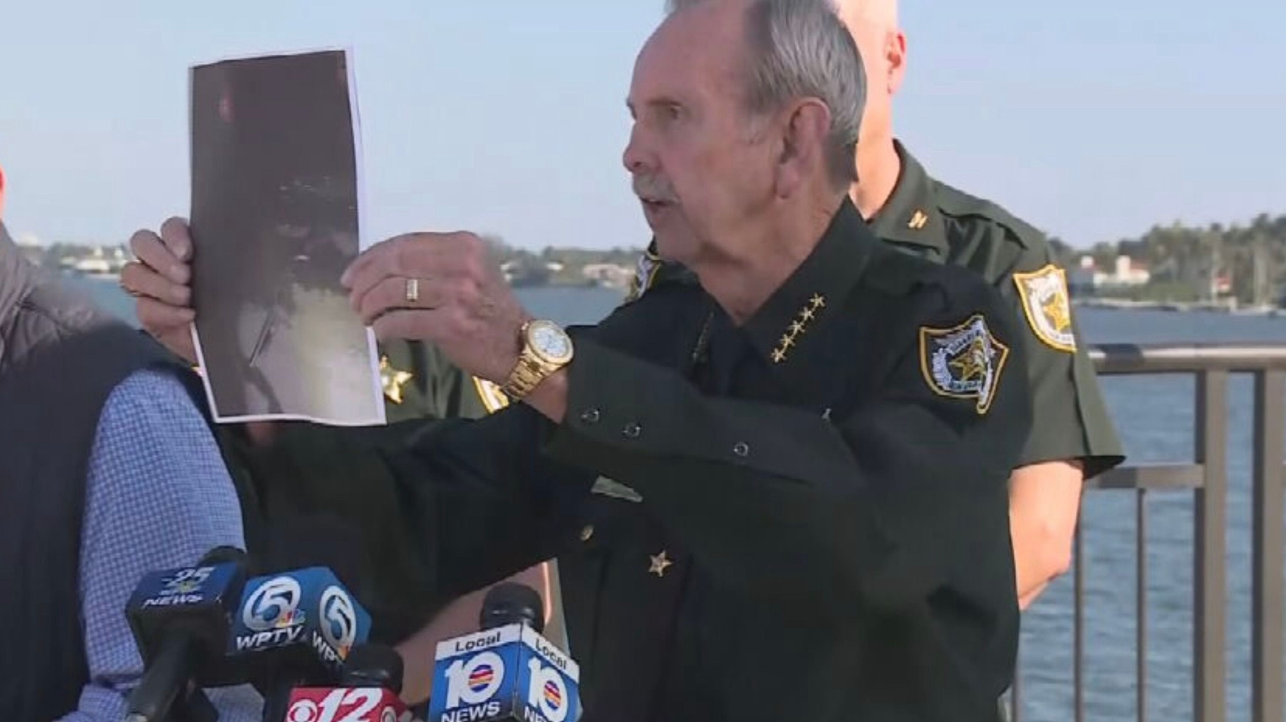 Umutekano wa Trump Wongeye Guhungabana: Nyuma yaho umusore Wari Witwaje intwaro Yarashwe agerageza kwinjira murugo rwa trump