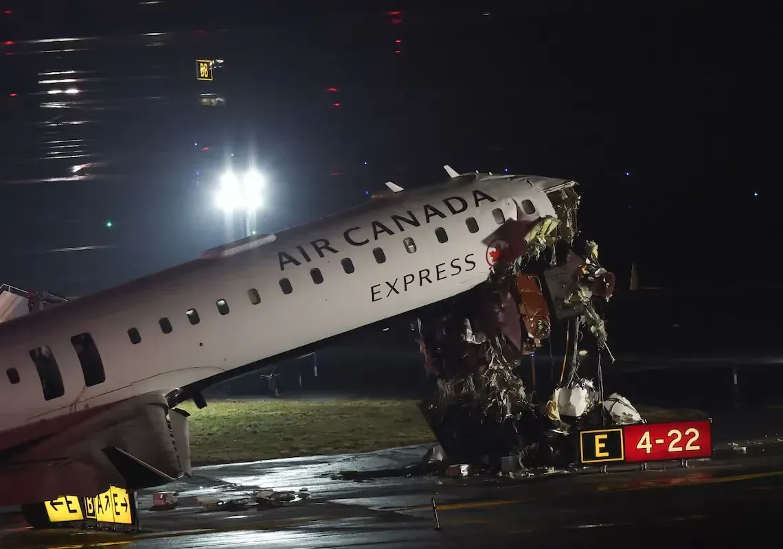 Impanuka ikomeye y’indege yagonganye n’imodoka muri America bamwe bahasiga ubuzima.