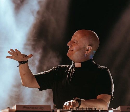Inkuru itangaje ya Guilherme Peixoto, umupadiri ubifatanya ko kuvanga umuziki (DJ)