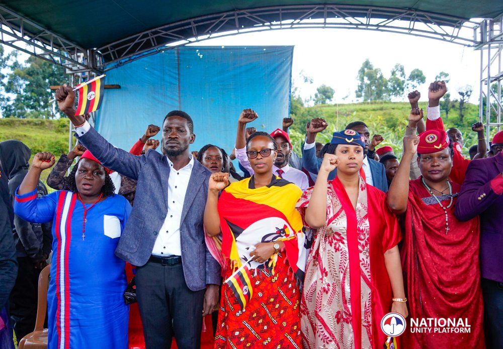 Bobi Wine yatunguranye agaragara aririmba indirimbo ya Israel Mbonyi