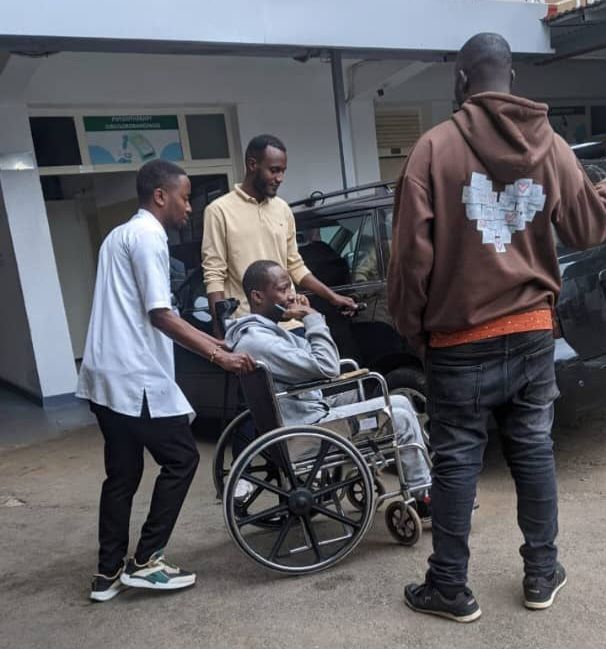 Umuraperi Pacson agiye kubagwa igufa nyuma yo kuvunika itako bikabije