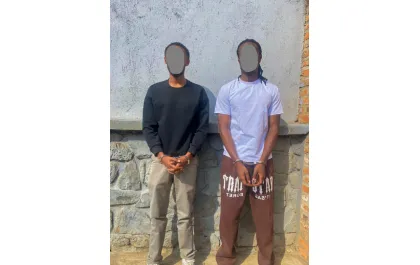 Polisi yataye muri yombi babiri bagaragaye bakubitira umukobwa mu muhanda